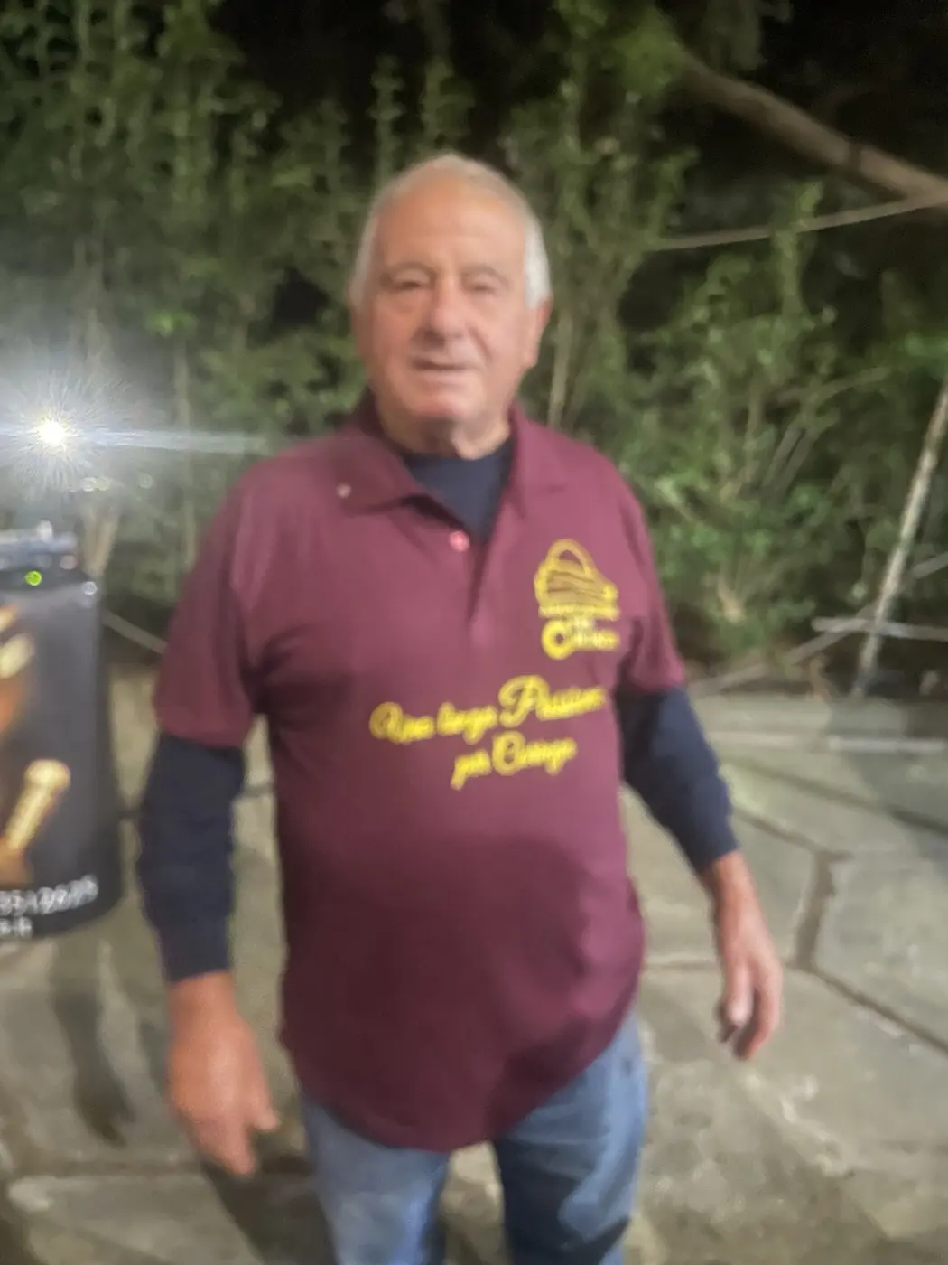 Un volontario durante una serata della Bettola di Curinga