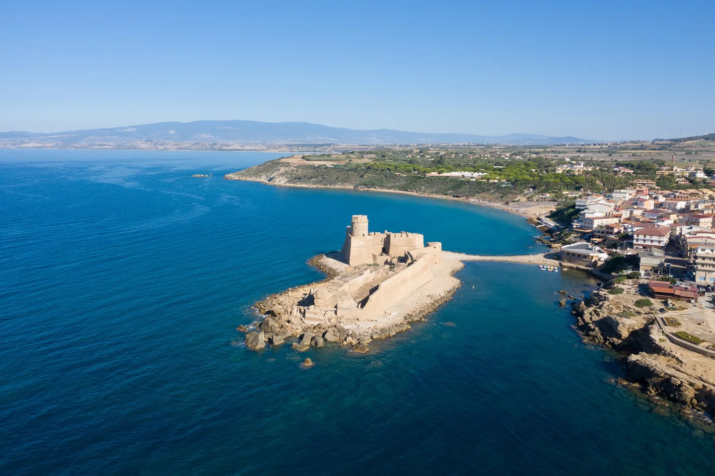 Fortezza aragonese di Le Castella circondata dal mare